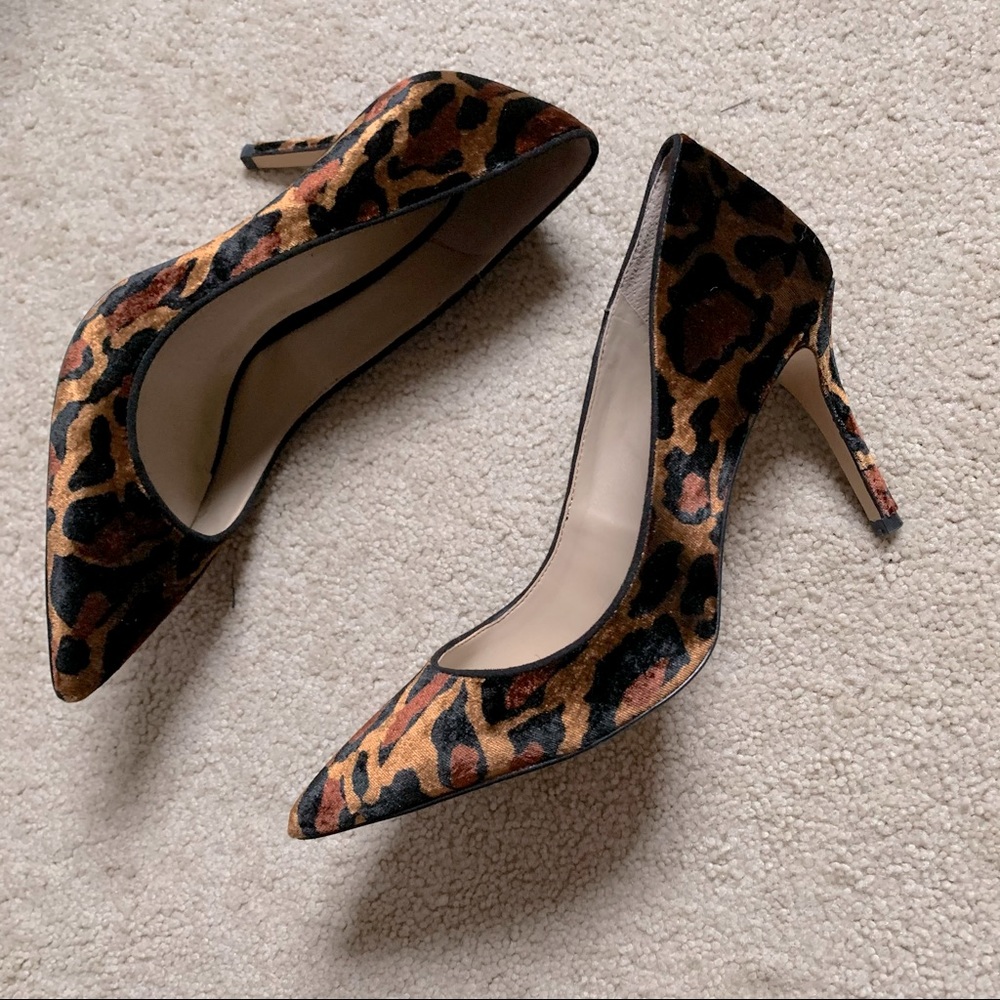 Amazing Ann Taylor Velvet Leopard Pump Heel 7.5